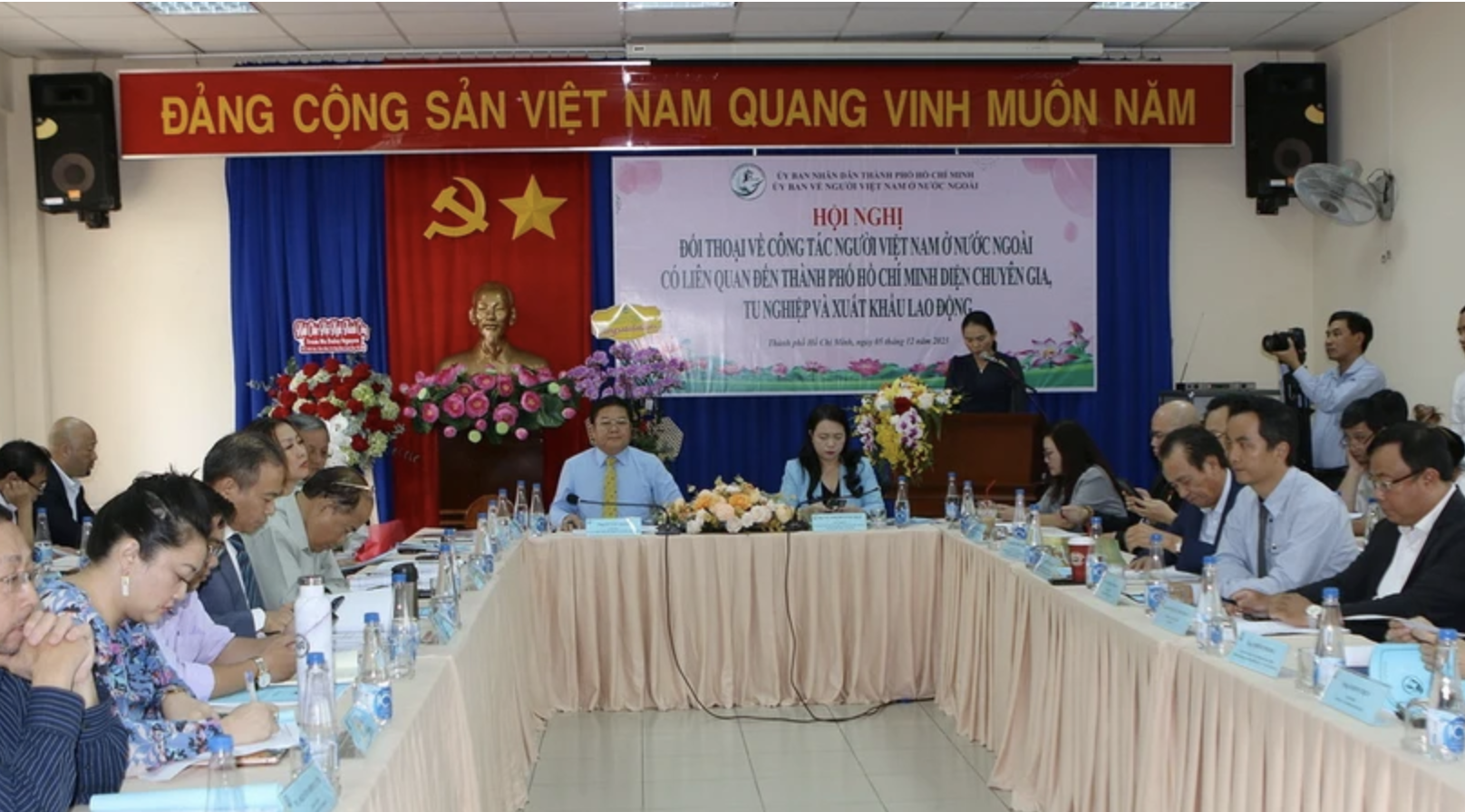 Xây dựng giải pháp bảo vệ người Việt Nam khi sinh sống, lao động ở nước ngoài